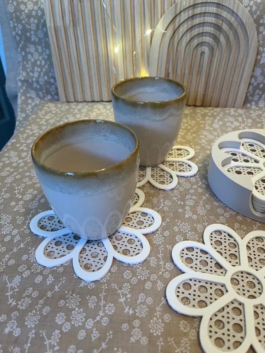 Porta-copos flor rattan — em uso com canecas